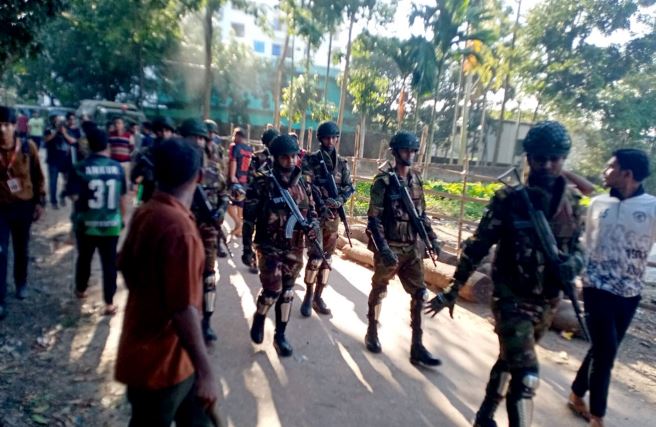 ১৪৪ ধারা জারির পর চট্টগ্রাম বিশ্ববিদ্যালয় এলাকায় সেনা মোতায়েন