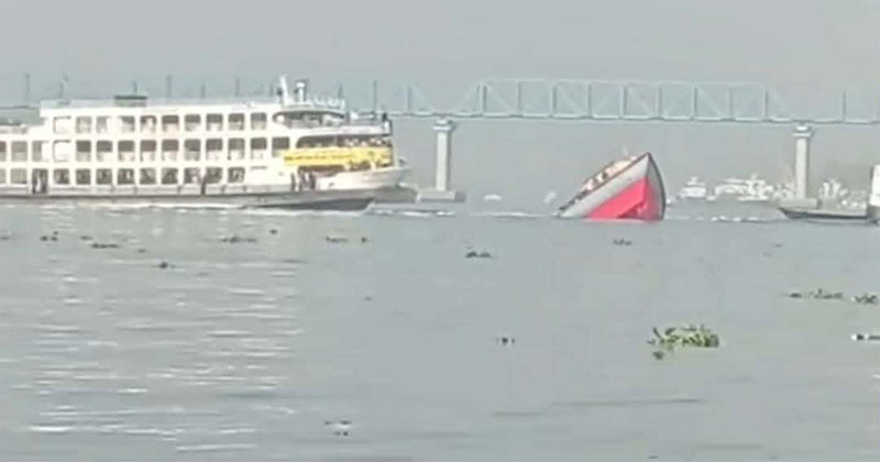 ফতুল্লায় লঞ্চের ধাক্কায় ডুবলো বাল্কহেড, নিখোঁজ ২