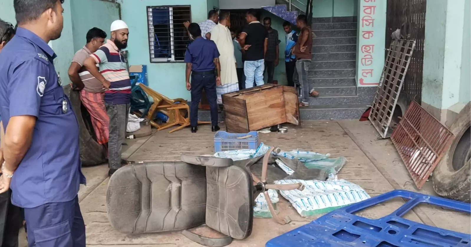 চুয়াডাঙ্গায় ব্যবসায়ীর অফিসে ভাঙচুর-লুটপাট, যুবদল নেতা ব্রাইটসহ আটক ২