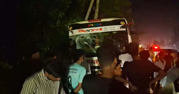 চট্টগ্রামে বাস-লেগুনা সংঘর্ষে নিহত ২, আহত অন্তত ৩৫