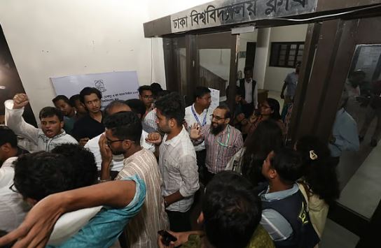 ডাকসুর দুই কেন্দ্রের সামনে ছাত্রদলের নেতা-কর্মীদের সঙ্গে শিবিরের বাগ্‌বিতণ্ডা