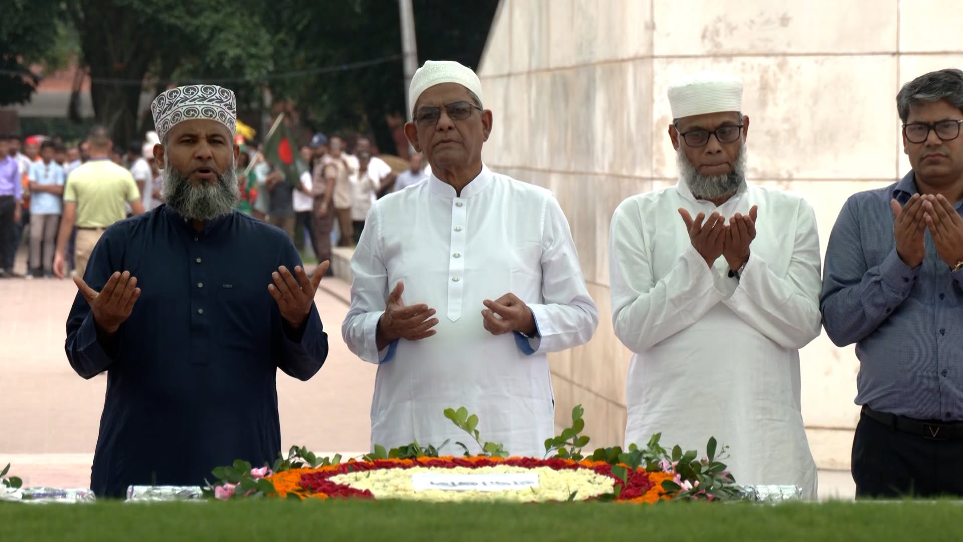 জিয়াউর রহমান ও খালেদা জিয়ার কবর জিয়ারত করলেন নবনির্বাচিত রাষ্ট্রপতি