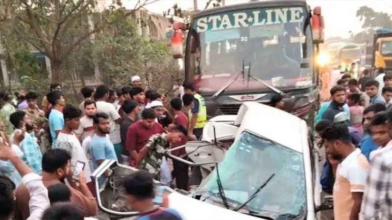 কুমিল্লায় প্রাইভেটকারে বাসের ধাক্কা, একই পরিবারের ৪ জনসহ নিহত ৫