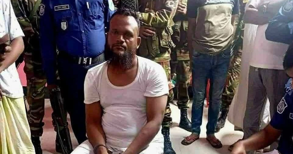 গাজীপুরে যৌথ বাহিনীর অভিযানে অস্ত্রসহ সাবেক ছাত্রদল নেতাসহ গ্রেপ্তার ৭