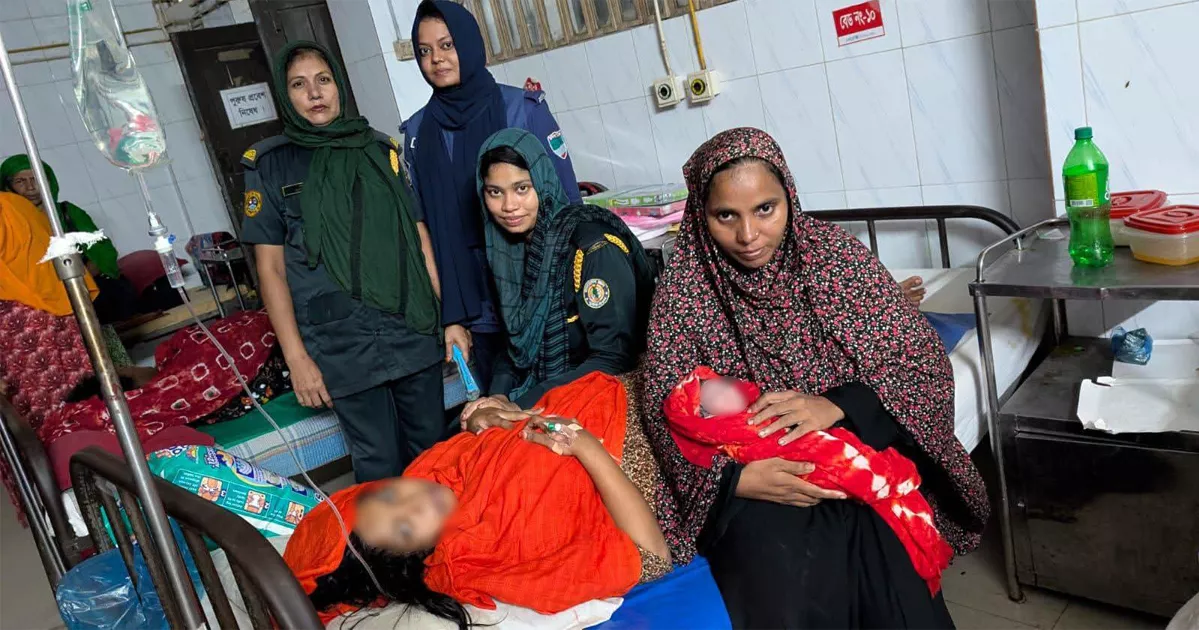 অ্যাম্বুলেন্সেই পুত্রসন্তানের জন্ম, হাজতিকে ফুল দিয়ে শুভেচ্ছা জানাল যশোর কেন্দ্রীয় কারাগার