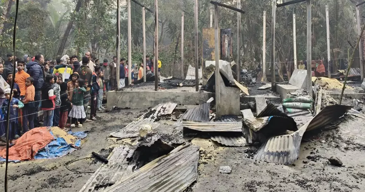 লক্ষ্মীপুরে বিএনপি নেতার ঘরে আগুন: শিশুকন্যা নিহত, বাবা ও দুই মেয়ে দগ্ধ