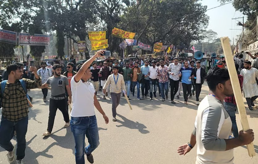 স্বরাষ্ট্র উপদেষ্টার পদত্যাগ, পুলিশ কমিশনার-জেলা প্রশাসকের অপসারণ দাবি