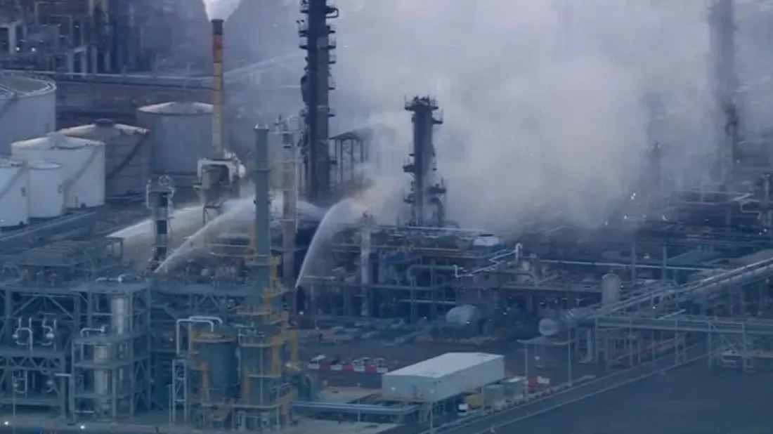 অস্ট্রেলিয়ার তেল শোধনাগারে ভয়াবহ আগুন, জ্বালানি সংকটের আশঙ্কা