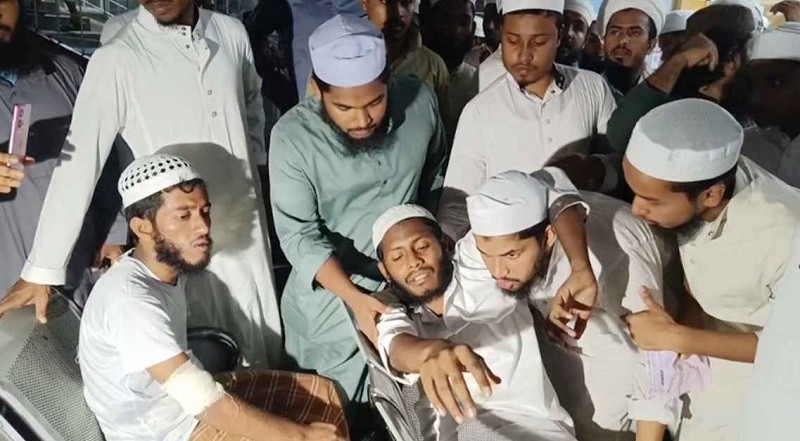 ব্রাহ্মণবাড়িয়ায় উচ্চস্বরে গান বাজানোকে কেন্দ্র করে পুলিশের সঙ্গে মাদ্রাসাছাত্রদের সংঘর্ষ, আহত ৩০