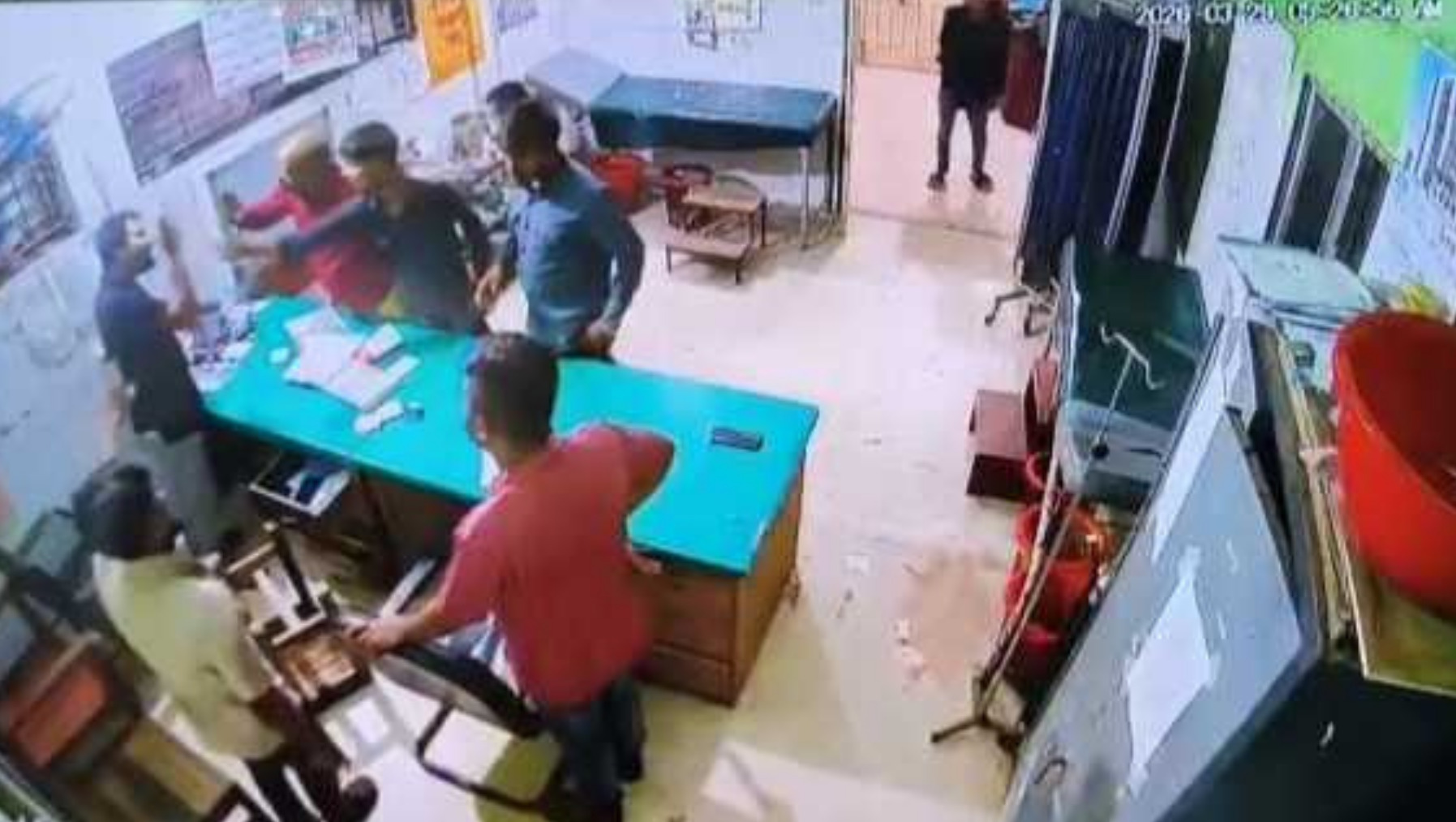 হাসপাতালে ঢুকে চিকিৎসককে মারধর, ৭ জনের নামে মামলা