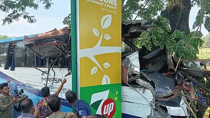 চট্টগ্রামের লোহাগাড়ায় দুই বাসের মুখোমুখি সংঘর্ষে নিহত ৪, আহত ১৩
