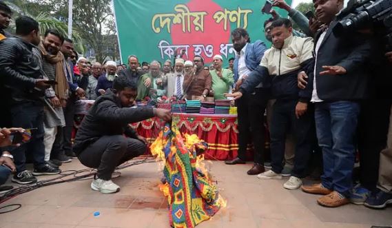 ভারতীয় পণ্য বর্জনের ডাক রিজভীর, এবার পোড়ানো হলো বিছানার চাদর