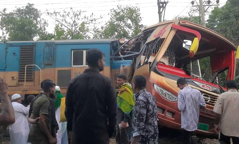 কুমিল্লায় বাসে ট্রেনের সংঘর্ষে হতাহতদের পরিবারকে এক লাখ টাকা করে দেবে সরকার: রেল প্রতিমন্ত্রী