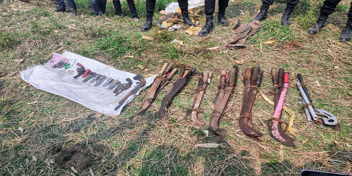 কুমিল্লায় পুকুর সেঁচে একাধিক অস্ত্র উদ্ধার