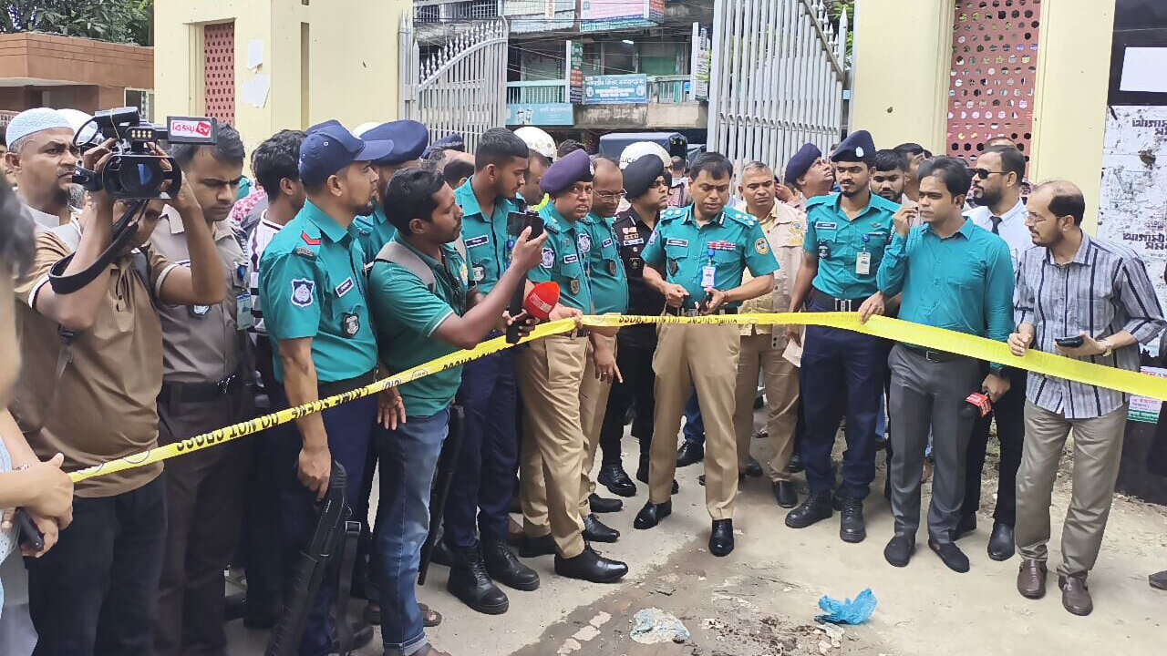 বরিশাল জেলা ও দায়রা জজ আদালতের ফটকে বিস্ফোরণ
