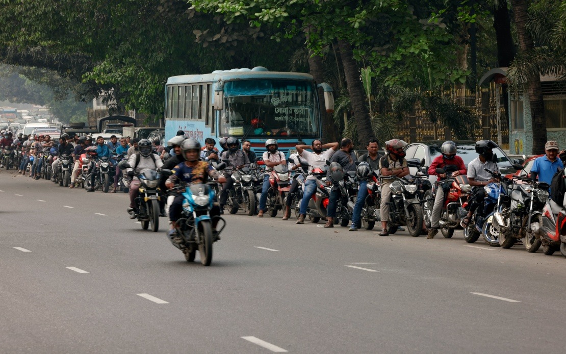 জ্বালানি তেল নিতে আজ থেকে গুনতে হচ্ছে বাড়তি টাকা, কোনটায় দাম কত বাড়ল
