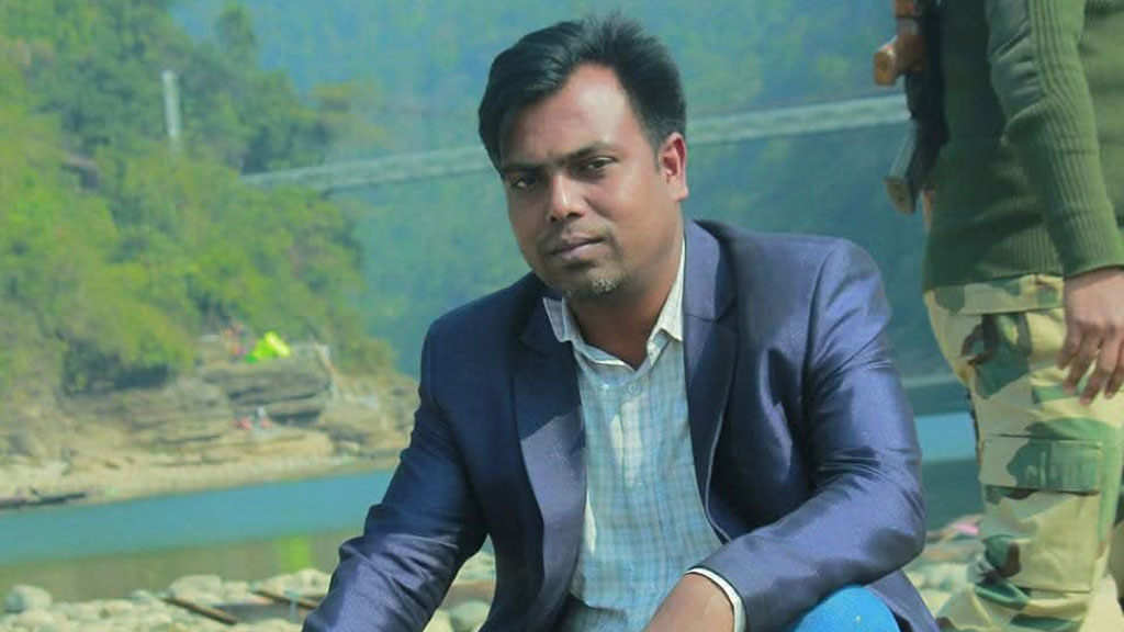 চাঁদাবাজি নিয়ে লাইভ, সাংবাদিককে প্রকাশ্যে কুপিয়ে হত্যা