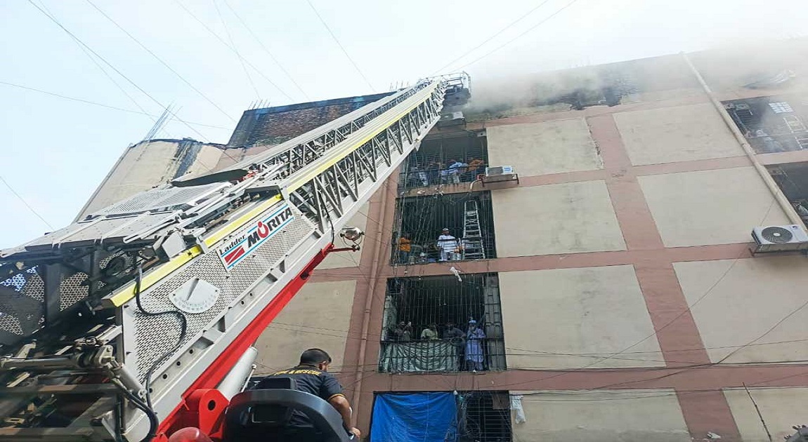 গুলিস্তানে সুন্দরবন স্কয়ার মার্কেটে আগুন, এক ঘণ্টায় নিয়ন্ত্রণে