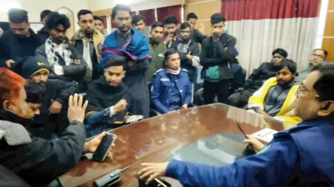 ‘আমরা থানা পুড়িয়েছি, এসআই সন্তোষকে জ্বালিয়ে দিয়েছিলাম’—ওসিকে প্রকাশ্যে বৈষম্যবিরোধী ছাত্রনেতার হুমকি