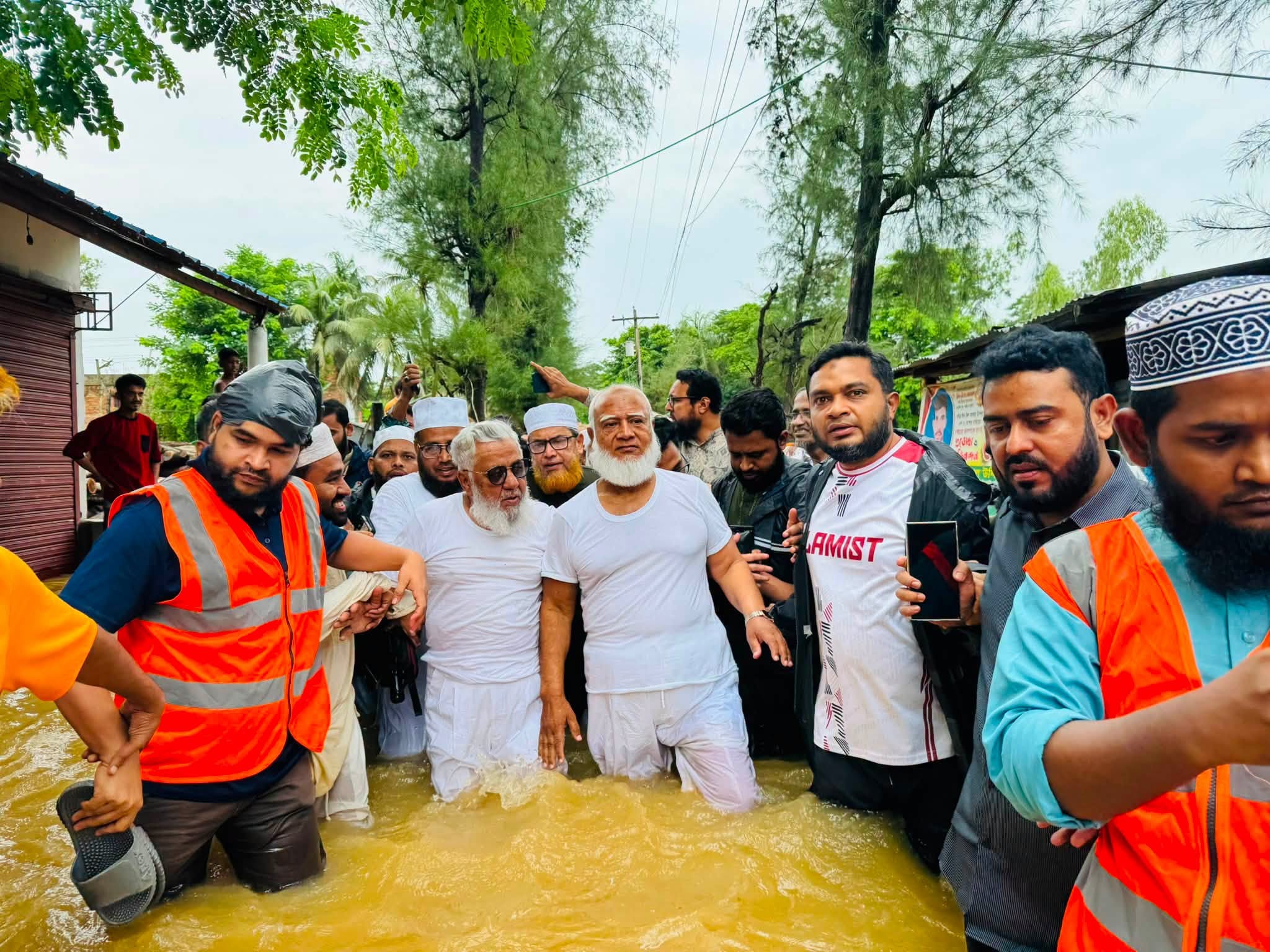 চট্টগ্রামের বন্যাদুর্গতদের পাশে বিরোধীদলীয় নেতা শফিকুর রহমান