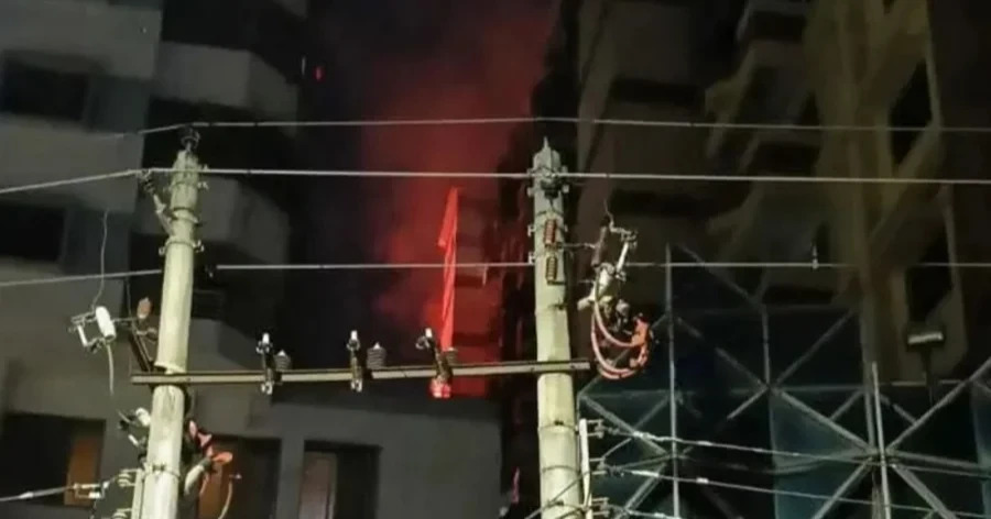 রাজধানীর কাঁটাবনে বহুতল ভবনে আগুন, দগ্ধ হয়ে নিহত ২