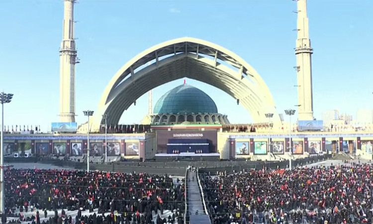 শোকযাত্রার আগে আয়াতুল্লাহ আলী খামেনির জানাজায় জনতার ঢল