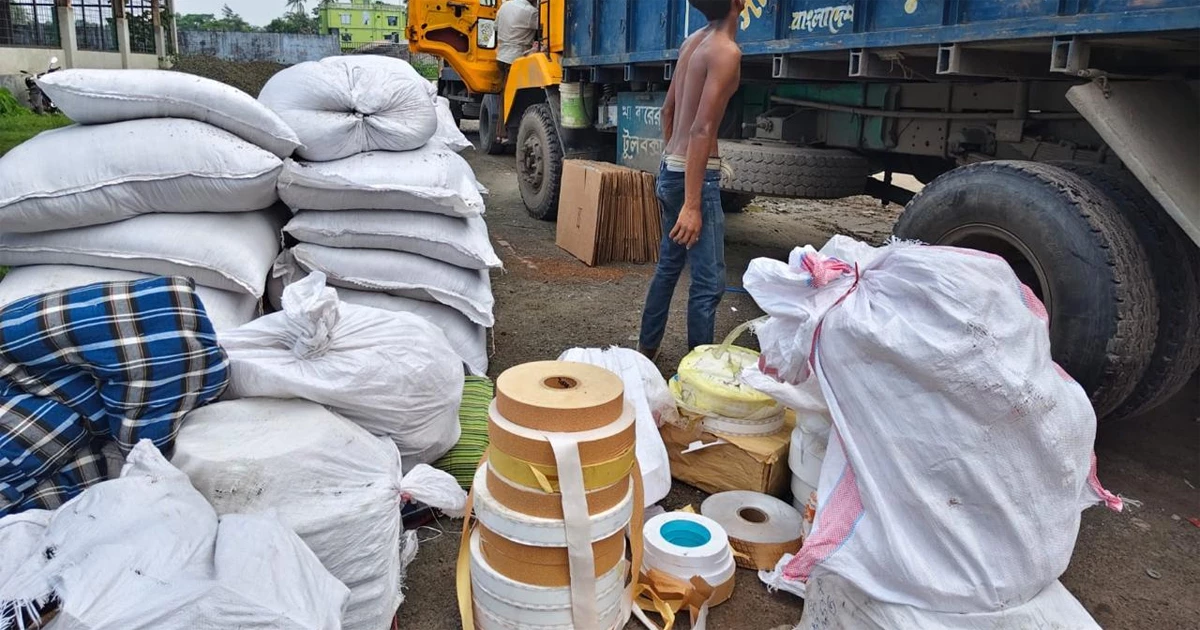 খুলনায় দুটি ট্রাক থেকে সিগারেট তৈরির মেশিন ও ১,২৭৫ কেজি তামাক জব্দ