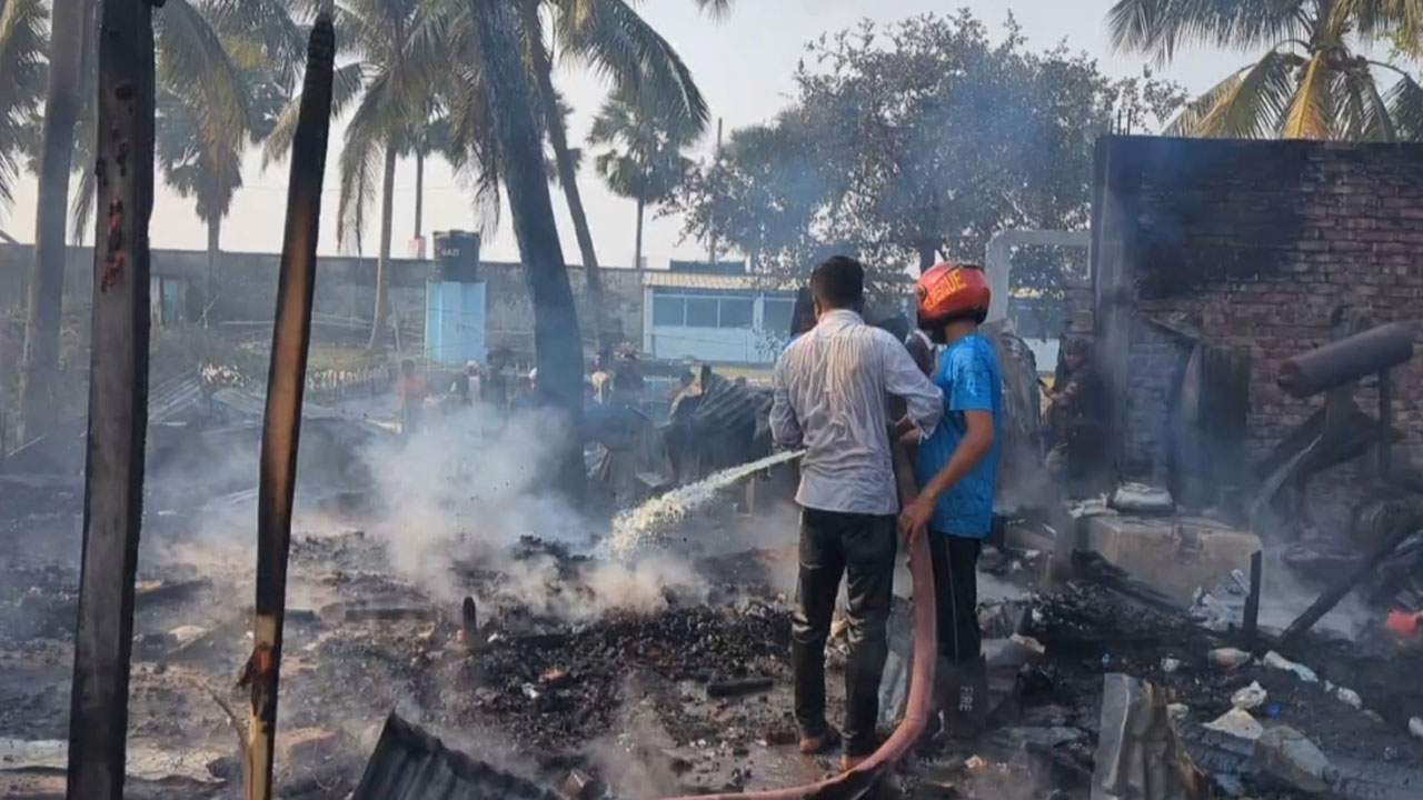 কুয়াকাটায় ভয়াবহ অগ্নিকাণ্ডে ৮ ব্যবসা প্রতিষ্ঠান পুড়ে ছাই