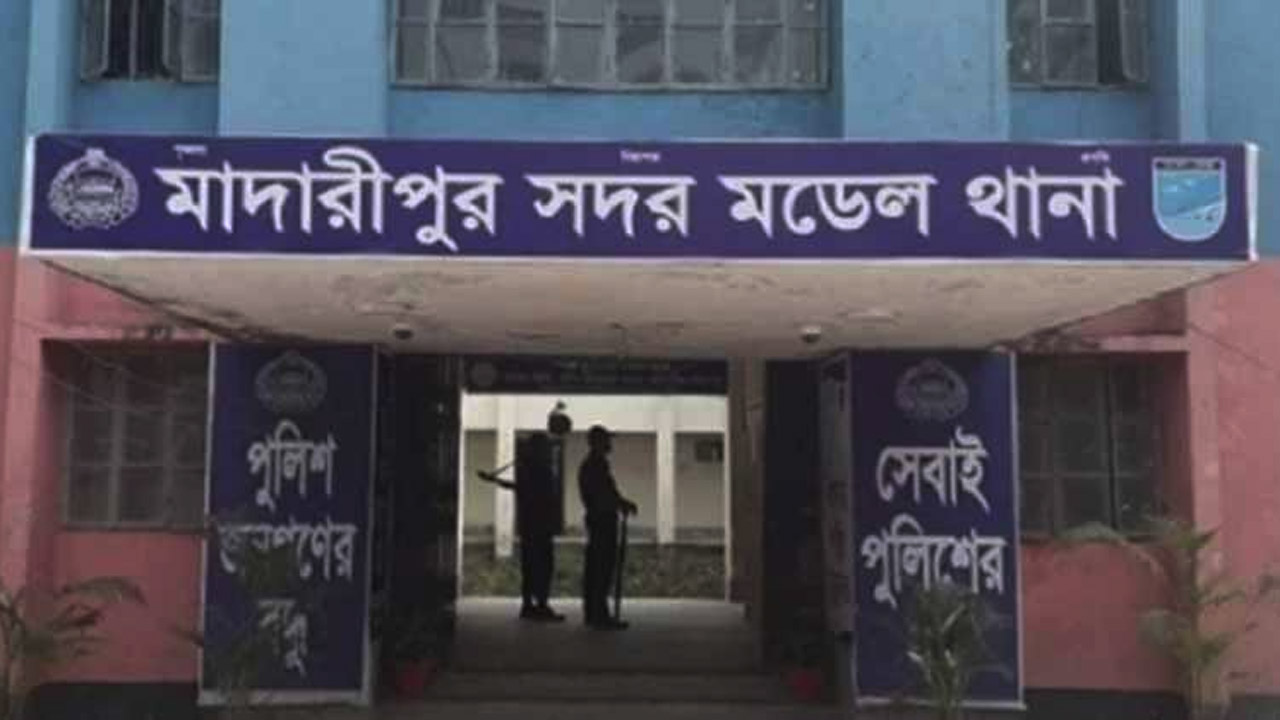 মাদারীপুরে আত্মীয়ের বাসা থেকে স্বামী-স্ত্রী ও সন্তানের মরদেহ উদ্ধার