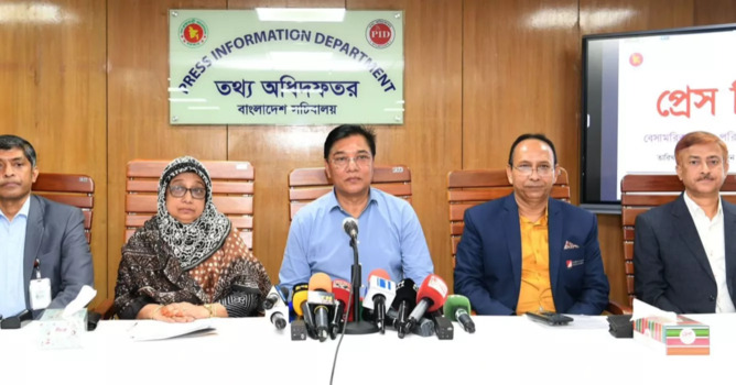 বিমানবন্দরে হাজিদের ১৫০ লাগেজ থেকে মালামাল চুরির অভিযোগ সত্য নয়:  বিমান প্রতিমন্ত্রী