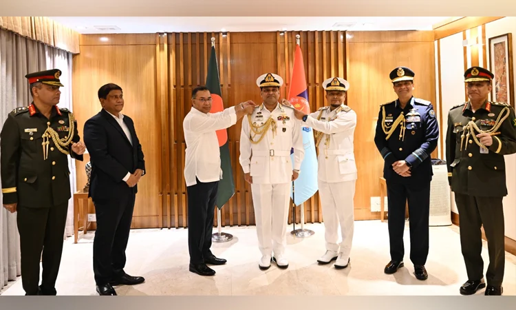 নবনিযুক্ত নৌপ্রধানকে র‌্যাঙ্ক ব্যাজ পরিয়ে দেন প্রধানমন্ত্রী