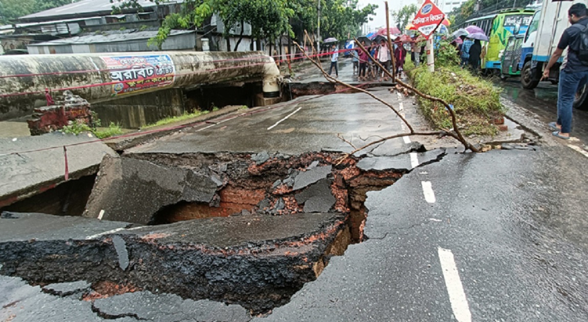 অক্সিজেন মোড়ে ব্রিজ ধসে চট্টগ্রামে যান চলাচল ব্যাহত