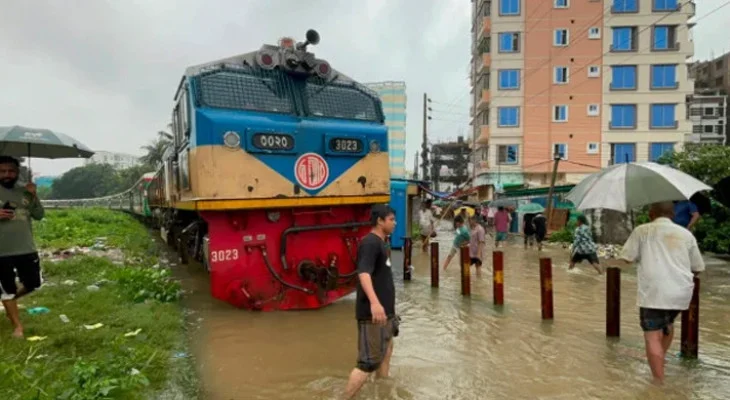পানির নিচে রেললাইন, ৮০০ যাত্রী নিয়ে আটকে আছে পর্যটক এক্সপ্রেস