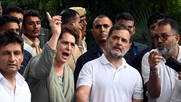 আটকের ২ ঘণ্টা পর মুক্ত রাহুল-প্রিয়াঙ্কা, আন্দোলন চালিয়ে যাওয়ার ঘোষণা ককরোচ পার্টির