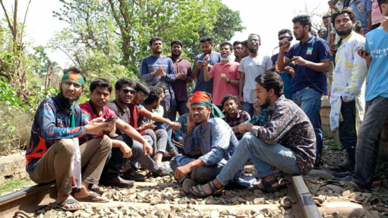 রাবি শিক্ষার্থীদের রেল অবরোধ স্থগিত, ৮ ঘণ্টা পর ট্রেন চলাচল শুরু