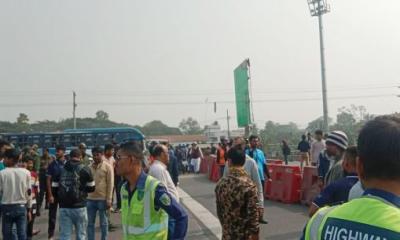 বৈষম্যবিরোধী ছাত্রদের অবরোধে এক্সপ্রেসওয়েতে এক ঘণ্টার অচলাবস্থা