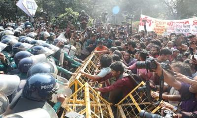ধর্ষণ ও নিপীড়ণের প্রতিবাদে গণপদযাত্রা, শিক্ষা ভবনের সামনে বাধা