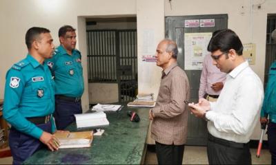 ভোরে ঢাকার আইনশৃঙ্খুলা পরিস্থিতি ঘুরে দেখলেন স্বরাষ্ট্র উপদেষ্টা, বরখাস্ত ২ পুলিশ