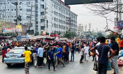 বোনাসের দাবিতে পোশাক শ্রমিকদের ঢাকা-ময়মনসিংহ মহাসড়ক অবরোধ