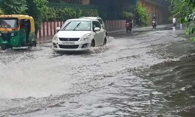 দিল্লিতে প্রবল ঝড়-বৃষ্টি: গাছচাপায় ৪ মৃত্যু, ১২০ ফ্লাইট বিলম্বিত