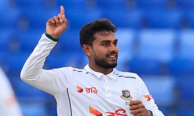 আইসিসির এপ্রিলের সেরা খেলোয়াড় হলেন মিরাজ