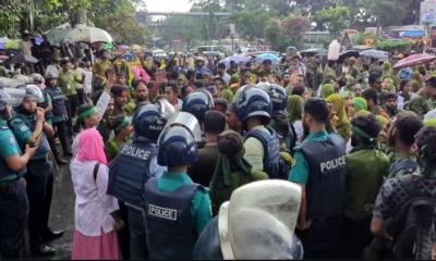 শাহবাগ মোড় অবরোধ করে নার্সিং শিক্ষার্থীদের বিক্ষোভ