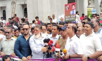 নগর ভবন ‘ব্লকেড’ ইশরাক সমর্থকদের, দাবি পূরণ না হলে আরও কঠোর আন্দোলন