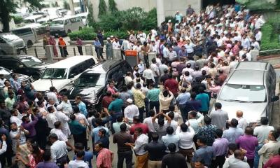 সরকারি চাকরি অধ্যাদেশ প্রত্যাহার চেয়ে সচিবালয়ে কর্মকর্তা-কর্মচারীদের বিক্ষোভ
