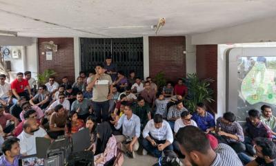 ভিসি কার্যালয়ের সামনে ছাত্রদলের অবস্থান, ভিসি ও প্রক্টরের পদত্যাগ দাবি