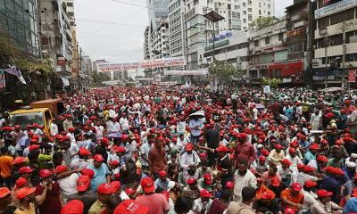 তারুণ্যের সমাবেশ: নয়াপল্টনে দলীয় নেতা-কর্মীদের ঢল