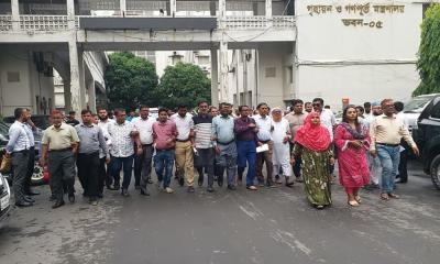 সচিবালয়ে কর্মচারীদের বিক্ষোভ আজও চলছে, দুই উপদেষ্টার কাছে দেওয়া হবে স্মারকলিপি