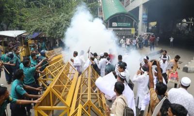 ‘লংমার্চ টু সচিবালয়’ কর্মসূচিতে পুলিশের লাঠিপেটা, সাউন্ড গ্রেনেড নিক্ষেপ