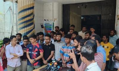 হল ছাড়বেন না ঢাকা মেডিকেলের শিক্ষার্থীরা, স্বাস্থ্য উপদেষ্টাকে ২৪ ঘণ্টার আল্টিমেটাম