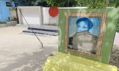কুমিল্লায় শহীদ মিনার ও আন্তর্জাতিক মাতৃভাষা দিবসের অন্যতম রূপকারের ম্যুরাল ভাঙচুর